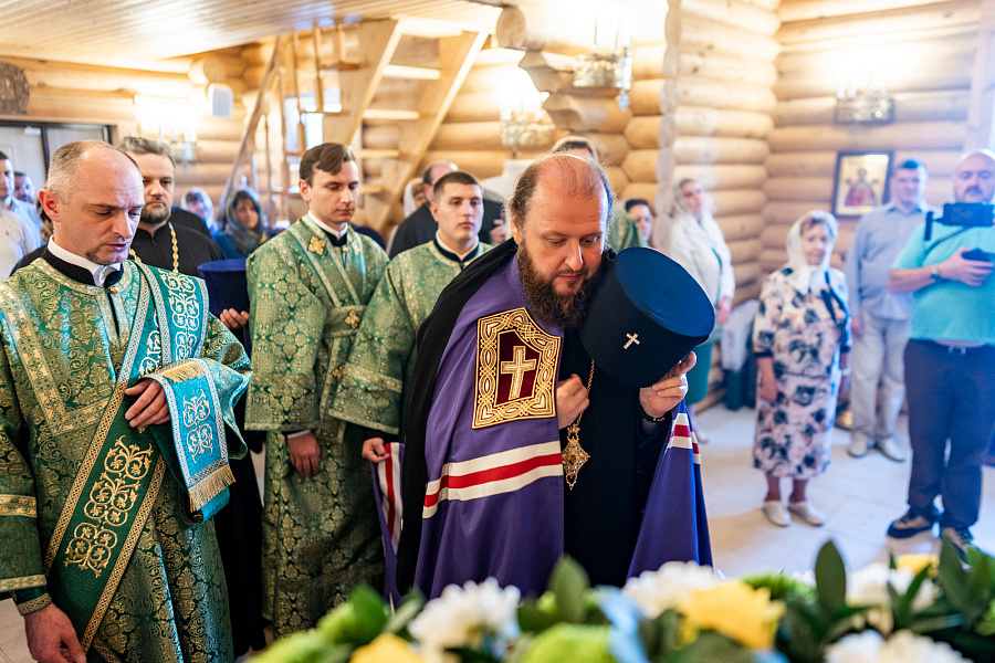 Архиерейское богослужение в храме преподобного Серафима Саровского посёлка Дрожжино Ленинского г.о.